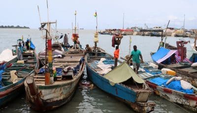 Guinea-Bissau port, boats with people