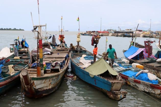 Guinea-Bissau port, boats with people