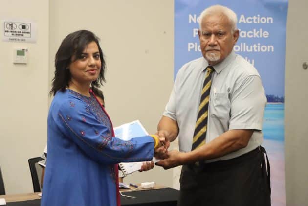 Faryal Gohar presenting National Action Plan to Tackle Plastic Pollution to Hon. Sa'aga Talu Teafa, Minister for Natural Resources Development